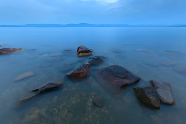 Paysage aquatique avec premier plan texturé — Photo